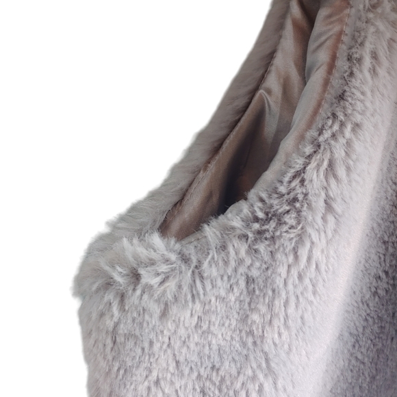 Carmin Women's Gray Faux Fur Vest - Size Large, Soft and Stylish - Picture 3 of 10